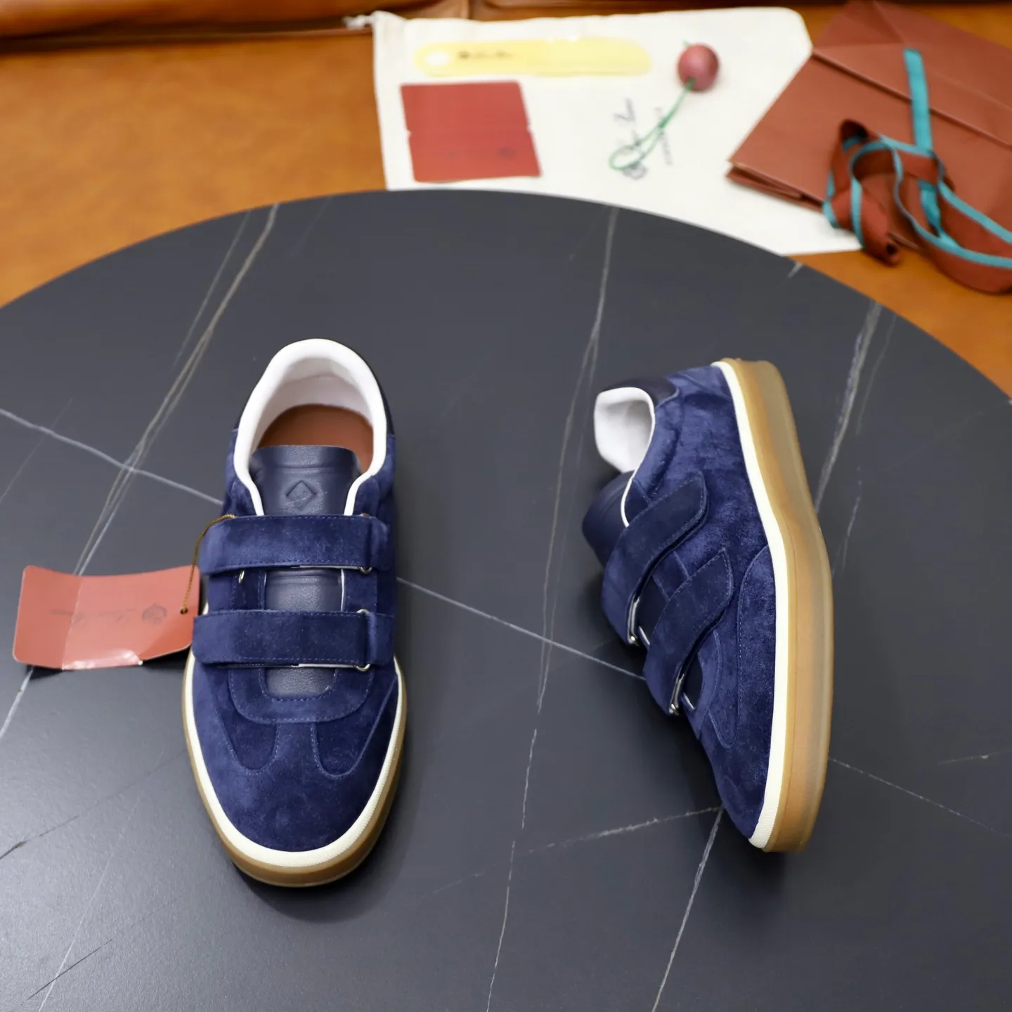 Ex-factory price: 560💰Loro Riana men’s moral training sneakers! Made from high-quality materials and designed in a low-cut silhouette, it offers an elegant and stylish look that's suitable for year-round wear. The unique double-layer sole aesthetic design, caramel cup-shaped outsole is decorated with off-white rubber trim, creating an attractive color combination. Pair with tailored pieces or jeans for a sophisticated yet casual look. The heel is decorated with soft cow leather tongue with Kummel color inserts and cotton laces with embossed LP logo. Upper: cow split suede stitching knitted fabric. Lining: original thickened soft sheepskin. Size: 38-39-40-41-42-43-44 (customized in 45.46)